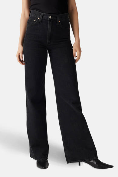 Jean large noir de Levi's, coupe ample, porté avec un haut noir et des escarpins en cuir noir.