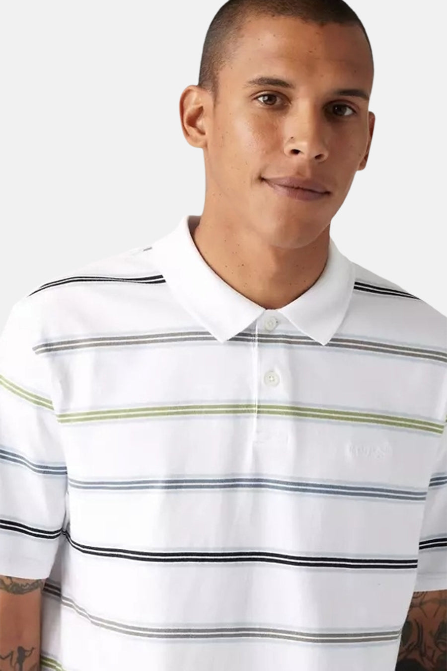 Wit poloshirt met korte mouwen van Levi's® met horizontale strepen in verschillende kleuren.