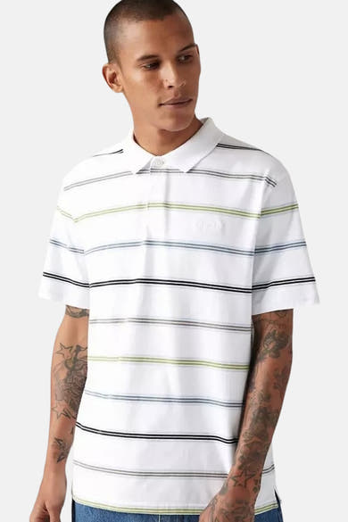 Wit gestreept poloshirt van Levi's®, gedragen door een man met tatoeages op zijn armen.