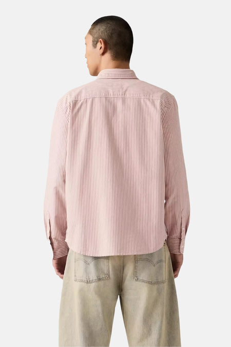 Chemise rose à rayures fines, vue dos, par Levi's®, en coton texturé, portée avec jeans délavés