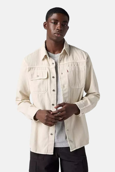 Beige overhemd met lange mouwen van Levi's, met verticale naaddetails op de rug, gedragen met een zwarte cargobroek.