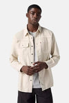 Beige overhemd met lange mouwen van Levi's, met verticale naaddetails op de rug, gedragen met een zwarte cargobroek.
