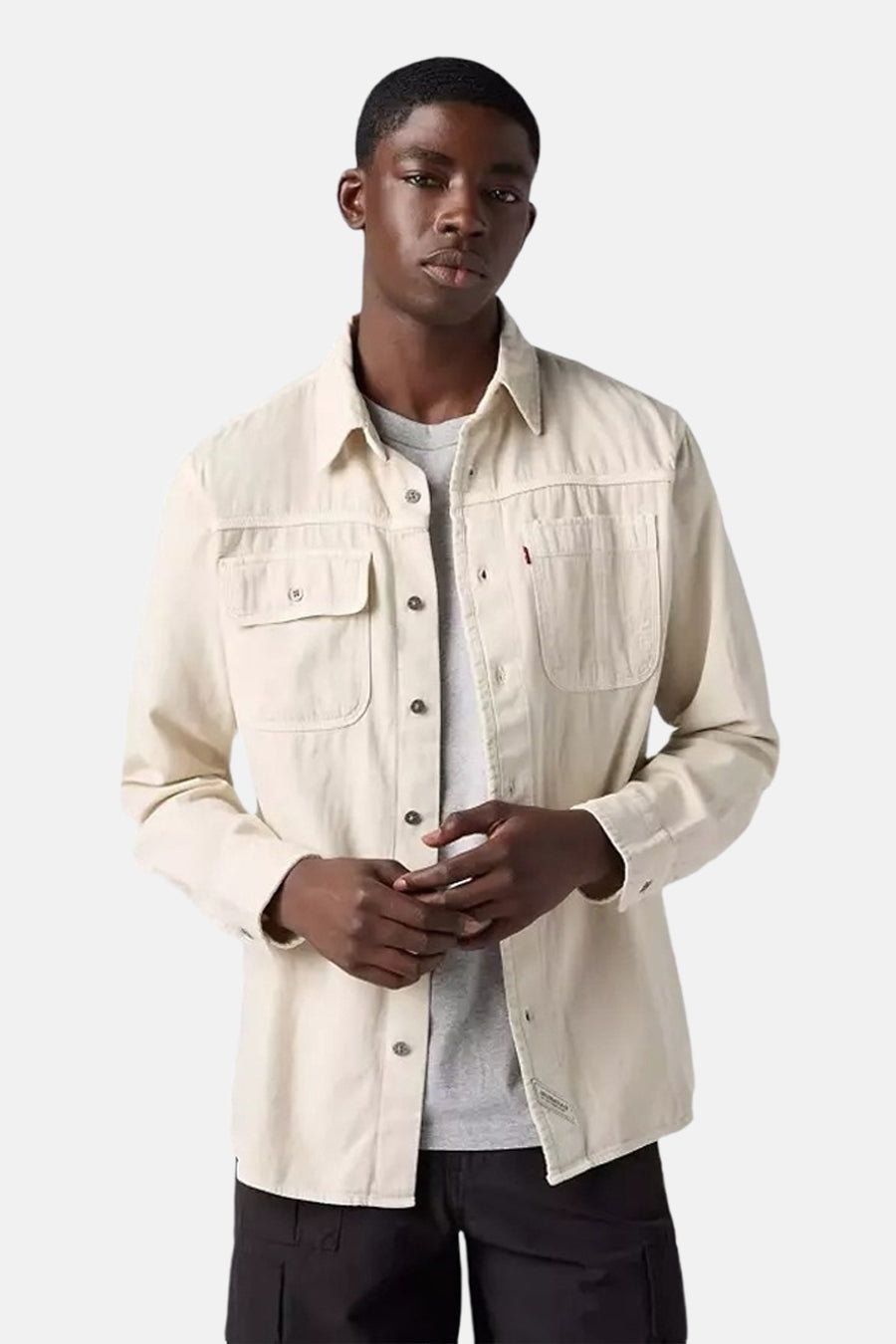 Beige overhemd met lange mouwen van Levi's, met verticale naaddetails op de rug, gedragen met een zwarte cargobroek.