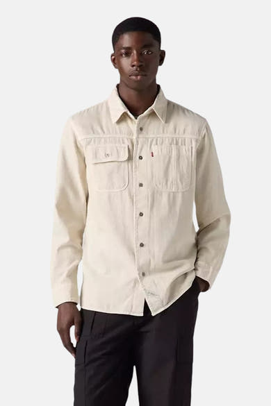 Beige overhemd met lange mouwen van Levi's, met opgestikte zakken en een rechte pasvorm over een zwarte broek.