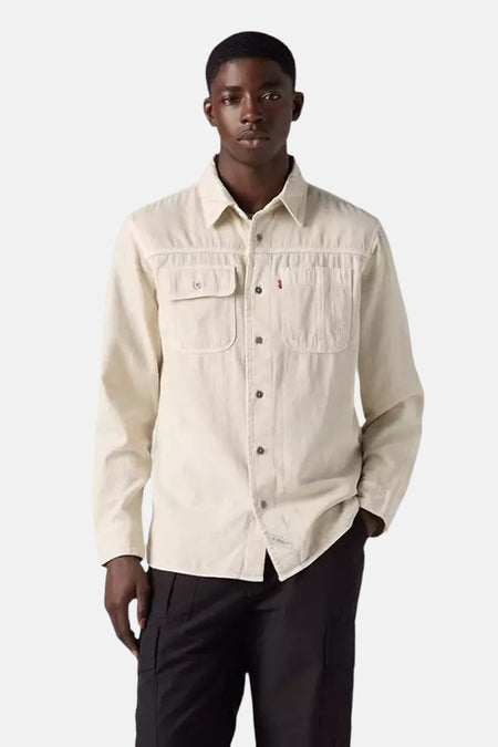 Beige overhemd met lange mouwen van Levi's, met opgestikte zakken en een rechte pasvorm over een zwarte broek.