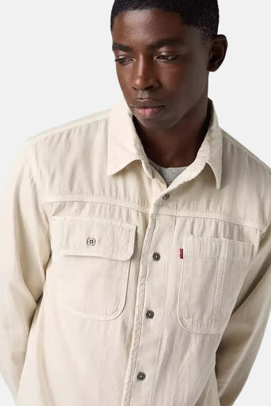 Beige overhemd met lange mouwen van Levi's met knoopbare klepzakken en stikseldetails.