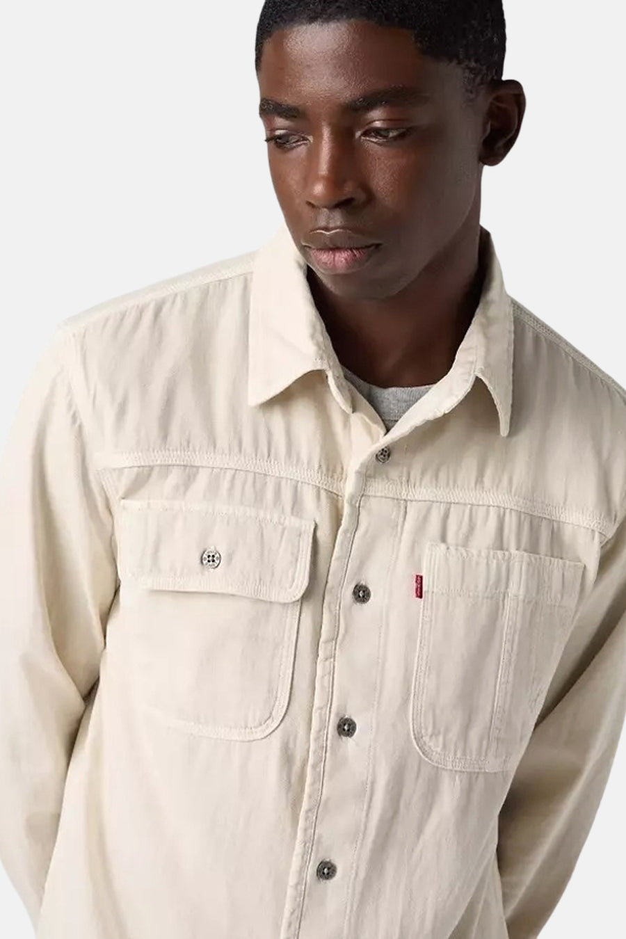 Beige overhemd met lange mouwen van Levi's met knoopbare klepzakken en stikseldetails.