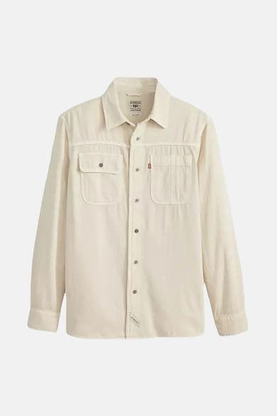 Beige overhemd met lange mouwen van Levi's, met knoopbare klepzakken en een knoopsluiting aan de voorkant.