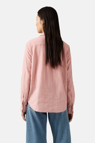 Chemise à manches longues rose de Levi's, avec une texture gaufrée et des détails plissés au dos.