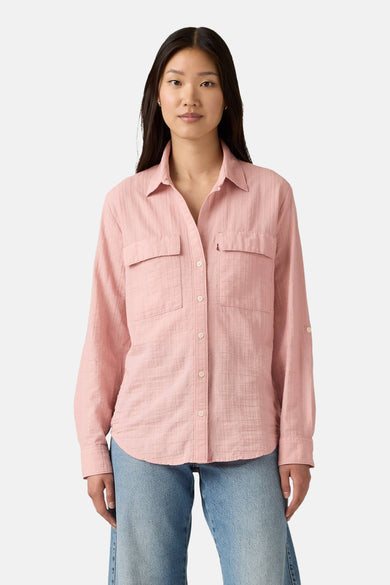Chemise à manches longues rose en coton par Levi's®, à carreaux discrets, avec poches poitrine plaquées.