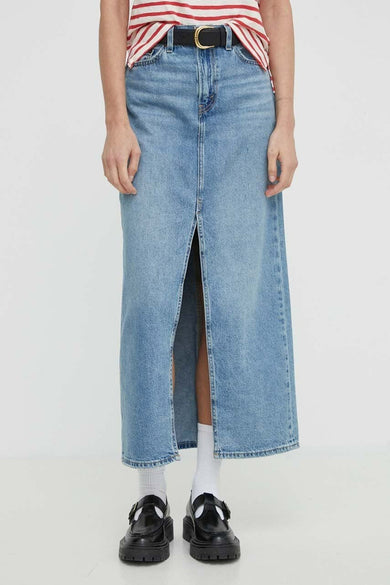 Jupe longue en denim bleu clair de Levi's®, avec fente centrale et ceinture noire.