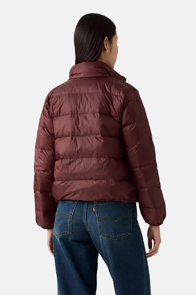 Korte bordeauxrode jas van Levi's®, gedragen met een blauwe spijkerbroek, van achteren gezien.