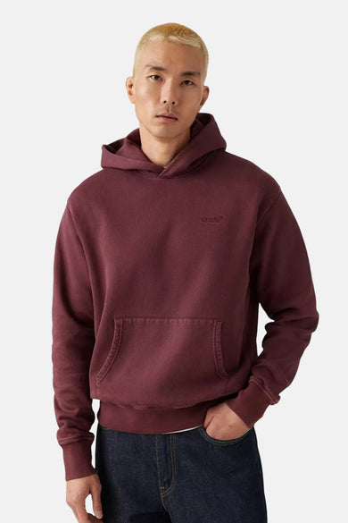 Sweat à capuche bordeaux de Levi's®, avec poche kangourou et logo discret brodé.