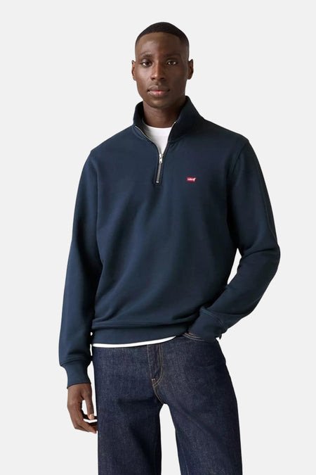Blauwe sweater met opstaande kraag van Levi's, met ritssluiting tot halverwege en rood logo op de borst.
