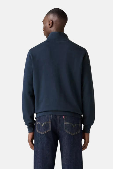 Blauwe sweater van Levi's, met een opstaande kraag en gedragen met een donkerblauwe jeans.