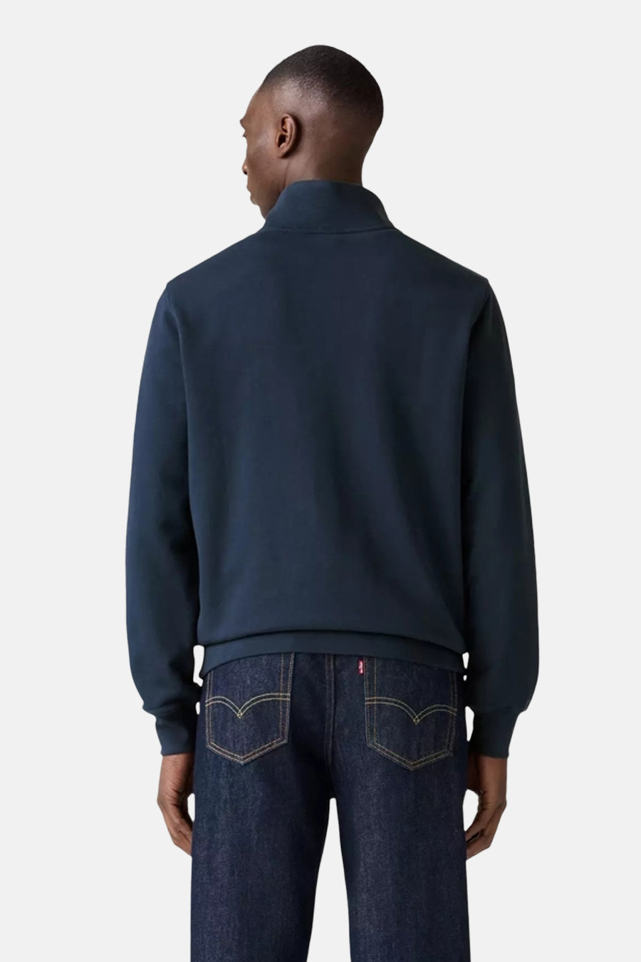 Blauwe sweater van Levi's, met een opstaande kraag en gedragen met een donkerblauwe jeans.