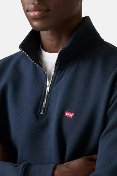 Marineblauwe sweater met ritssluiting in de kraag van Levi's, met zichtbaar rood logo op de voorkant.