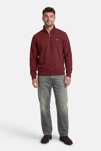 Sweat-shirt bordeaux à col zippé de Levi's®, porté avec un jean gris délavé et des bottines marron.