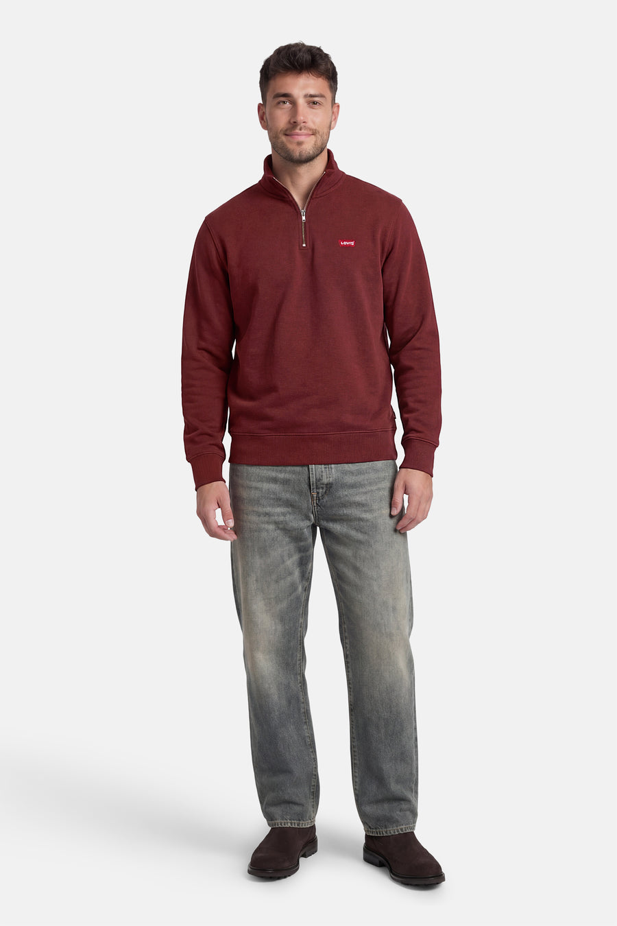 Sweat-shirt bordeaux à col zippé de Levi's®, porté avec un jean gris délavé et des bottines marron.