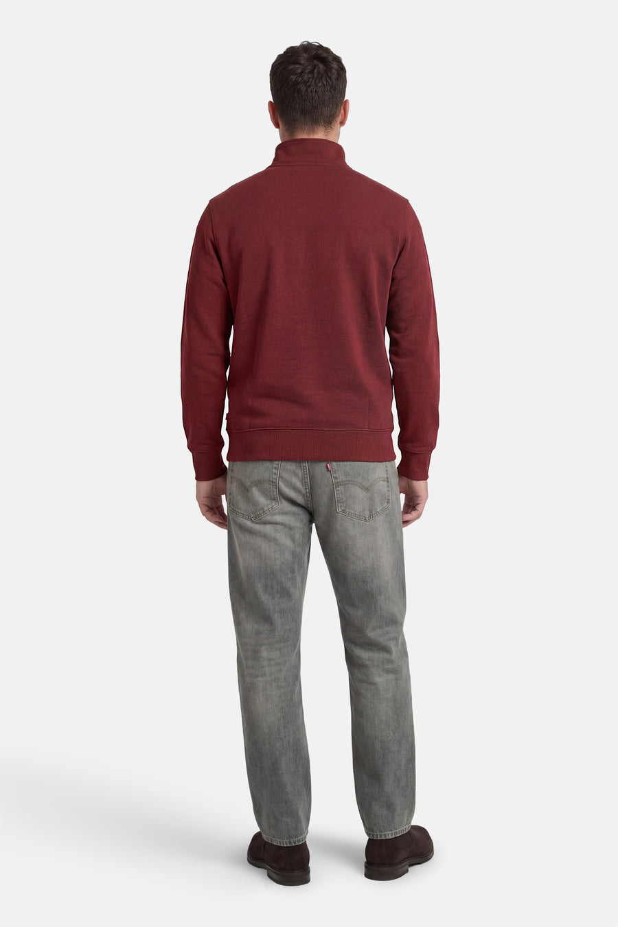 Sweat bordeaux de Levi's, porté avec un jean gris et des chaussures marron, vue de dos.
