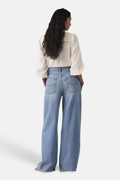 Levi's® middinblauw rechte spijkerbroek met achterzakken en een losse pasvorm.