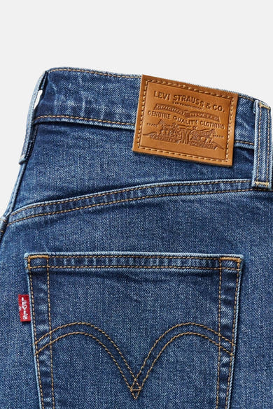 Korte spijkerbroek in blauwe denim van Levi's®, achterzakdetail met rood label en leren logopatch.