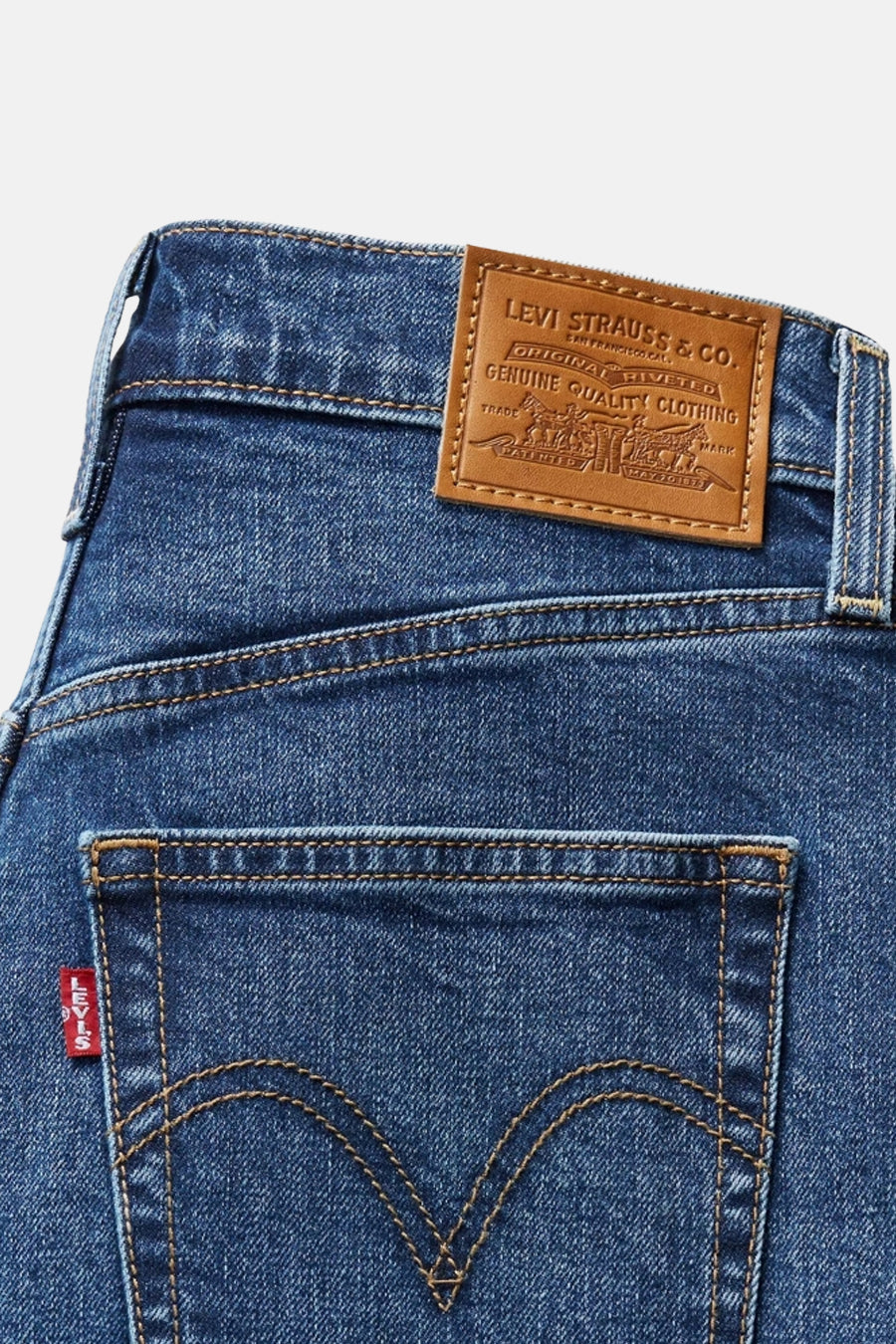 Korte spijkerbroek in blauwe denim van Levi's®, achterzakdetail met rood label en leren logopatch.