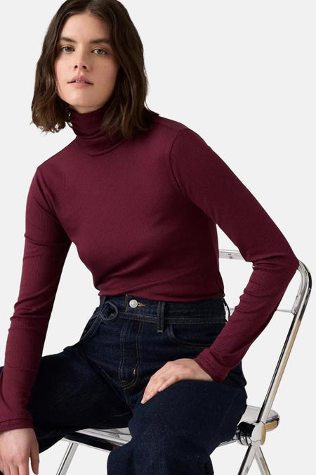 Bordeaux T-shirt met lange mouwen van Levi's, in ribgebreid, gedragen met een donkerblauwe jeans.