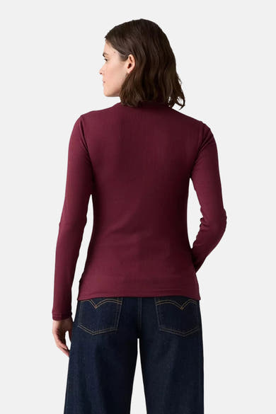 Bordeaux T-shirt met lange mouwen van Levi's, in ribgebreide stof, gedragen met een donkerblauwe spijkerbroek.