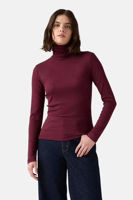 Bordeaux T-shirt met lange mouwen van Levi's, in ribgebreide stof, gedragen met een high-waisted jeans.