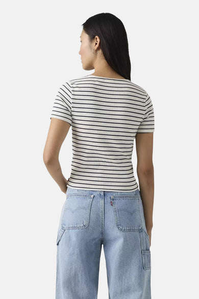 Multikleuren gestreept T-shirt van Levi's®, gedragen met een casual broek, achtergezicht.