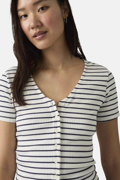 T-shirt rayé multicolore de Levi's, à manches courtes, avec une rangée de boutons sur le devant.