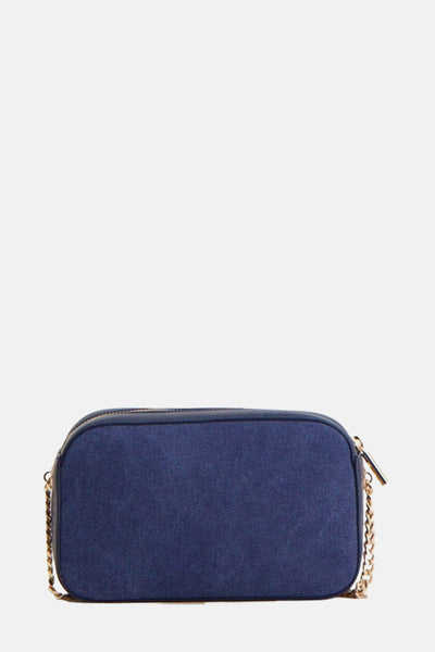 Sac à bandoulière bleu de LIU JO avec une bandoulière chaîne dorée et une fermeture éclair.