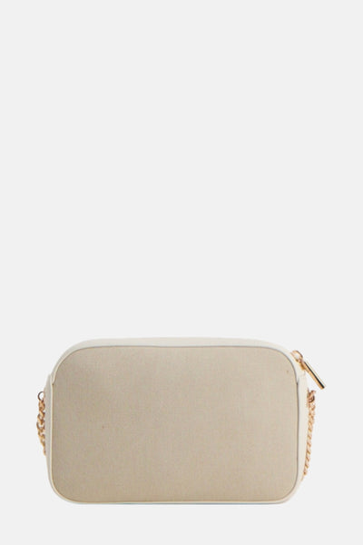 Sac à bandoulière beige de LIU JO avec une bandoulière chaîne dorée et fermeture éclair dorée.