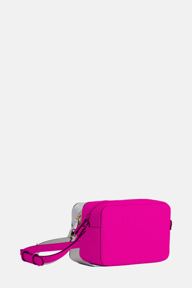 Zilveren schoudertas van Liu Jo, met een fuchsia roze schouderriem en een gouden ritssluiting.