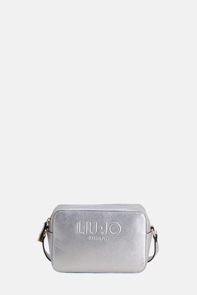 Sac à bandoulière argenté de LIU JO, avec logo en relief et bandoulière noire ajustable.
