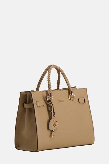 Sac à main vert par LIU JO avec anses tressées, breloque décorative et finitions dorées.