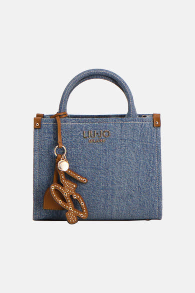 Blauwe Liu Jo handtas van denim met ronde handgreep en bruine decoratieve bedel met studs.