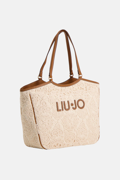 Sac à bandoulière écru de LIU JO, avec une texture en dentelle florale et finitions en cuir marron.
