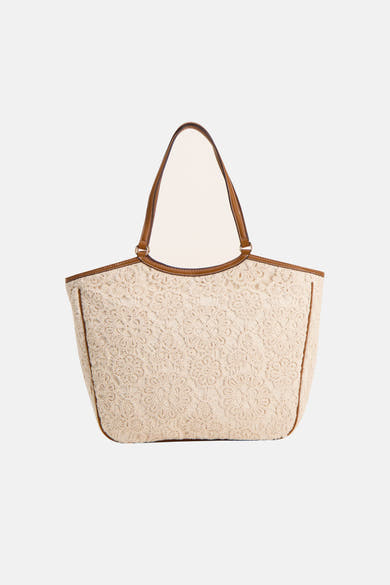 Sac à bandoulière écru de LIU JO, orné de détails en dentelle florale et de finitions marron.

