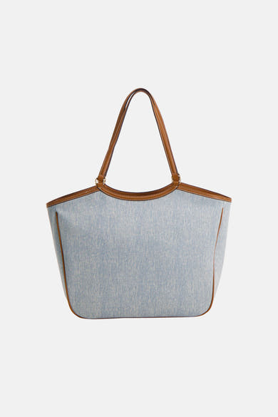 Sac à bandoulière bleu de LIU JO avec des anses en cuir marron, sur un fond uni.
