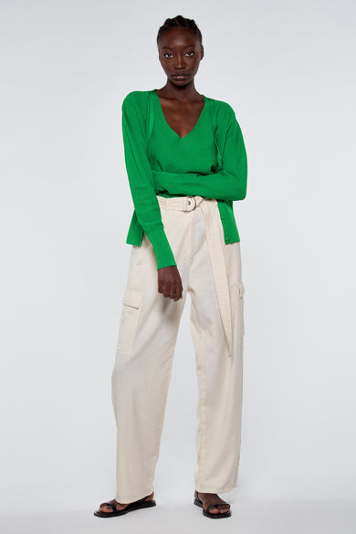 Pantalon cargo écru de ASTRID Black Label, avec ceinture en tissu et poches latérales.
