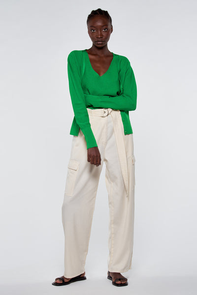Pantalon cargo écru de ASTRID Black Label, avec ceinture en tissu et poches latérales.