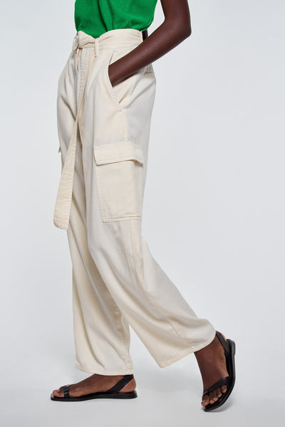 Pantalon cargo écru de ASTRID Black Label avec ceinture nouée et poches cargo apparentes.