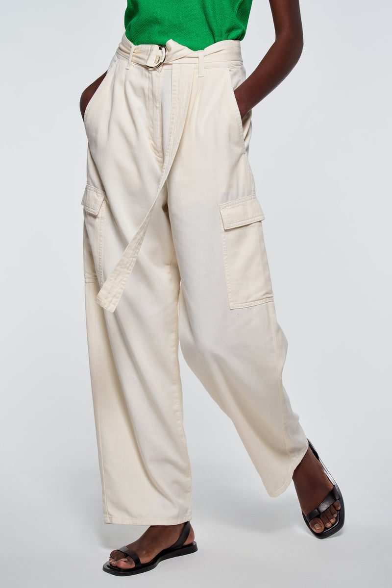 Pantalon cargo écru de ASTRID Black Label, avec ceinture à boucle et poches latérales apparentes.