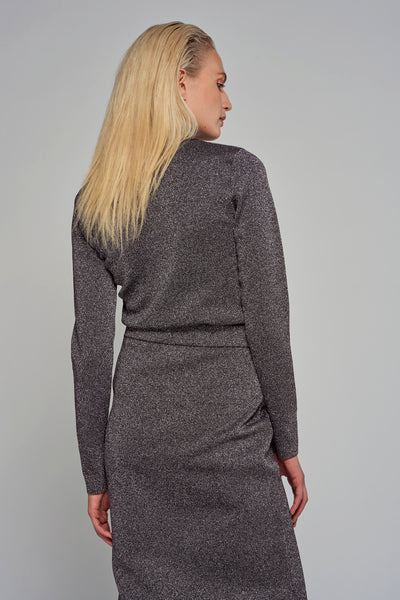 Pull argenté à col montant par ASTRID Black Label, avec texture scintillante et coupe ajustée.
