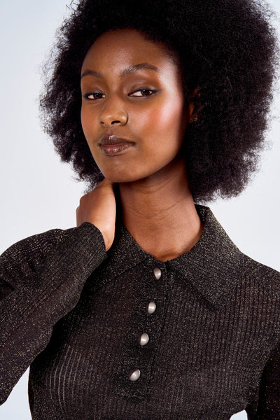 Glanzend zwart poloshirt van ASTRID Black Label met een sprankelende textuur en zilveren knopen.