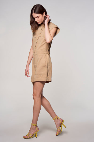 Combi-short beige by ASTRID Black Label, porté avec des sandales jaunes à talons hauts.

