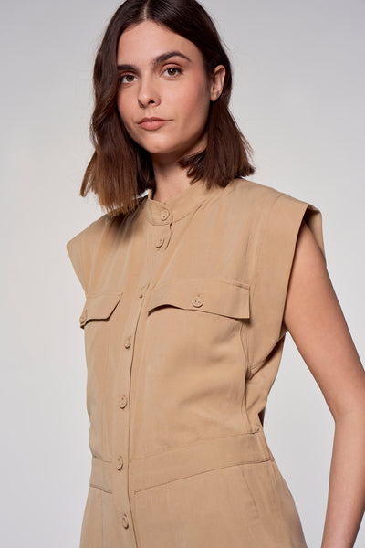 Beige combishort van Astrid Black Label, met opgestikte zakken en een mouwloze pasvorm.