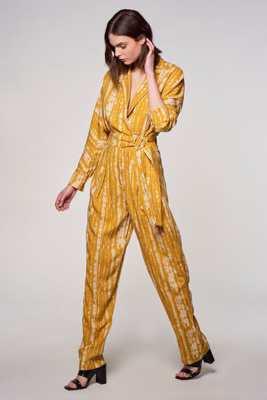 Combinaison jaune de ASTRID Black Label, avec motif tie-dye et ceinture à boucle anneau.